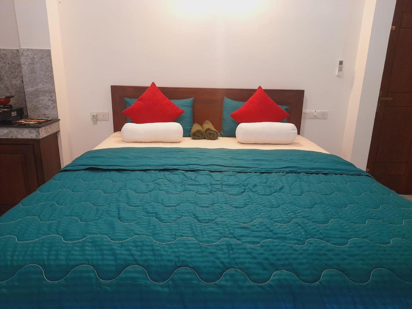 Blue Whales Hotel Hikkaduwa Exteriör bild
